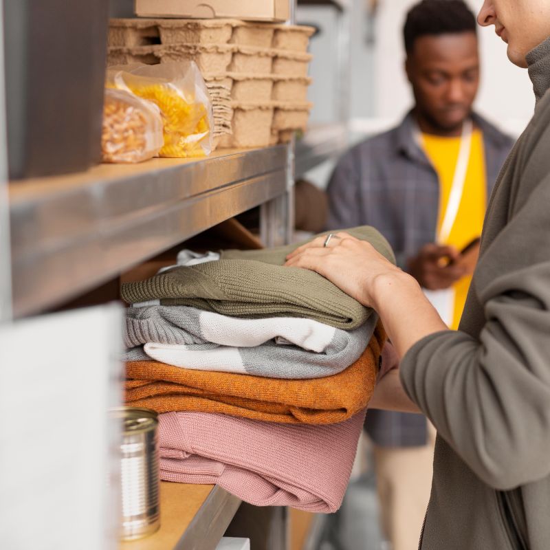 Salarié en train de faire la distribution des vêtements