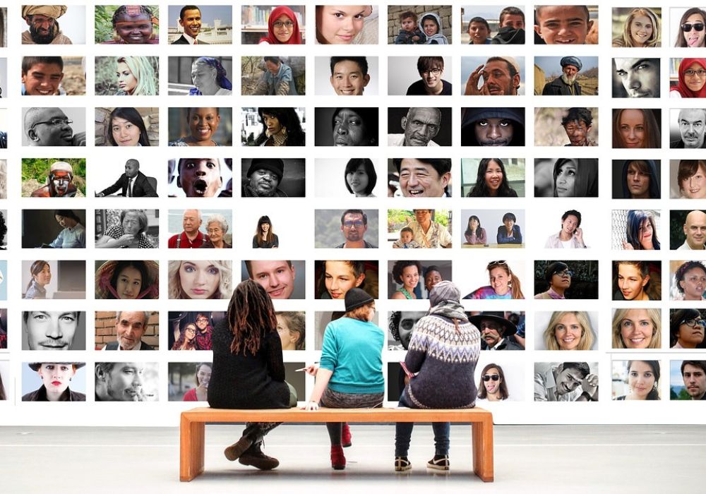 Portraits de visages au mur