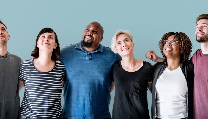 groupe personnes qui se tiennent par les épaules et réfléchissent