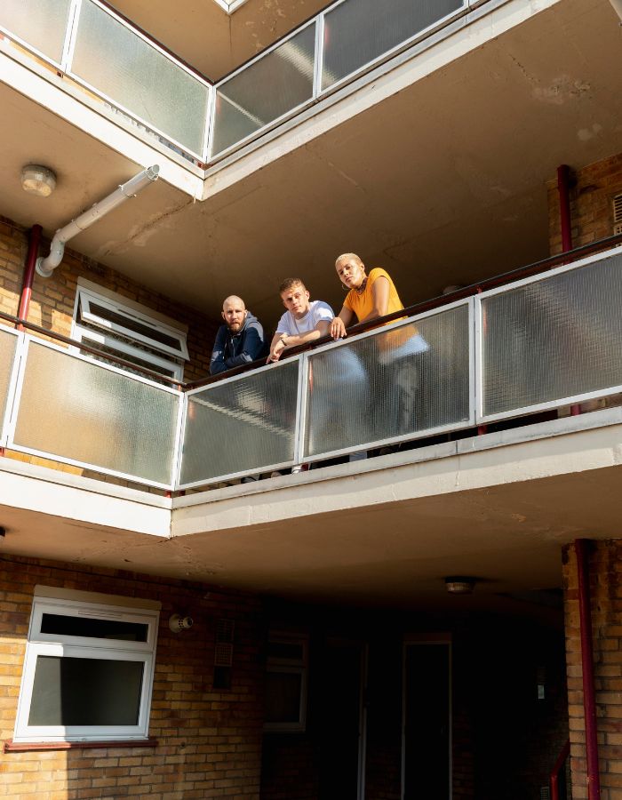 personnes sur un balcon dans un immeuble