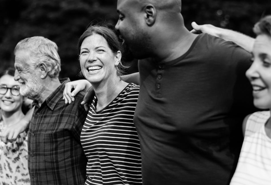 Gens qui s'entourent les épaules et qui rigolent