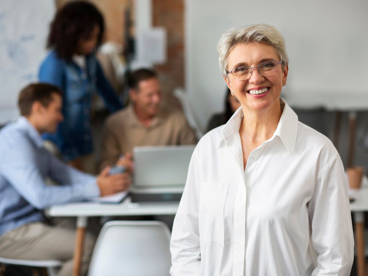Assistante sociale avec un grand sourire