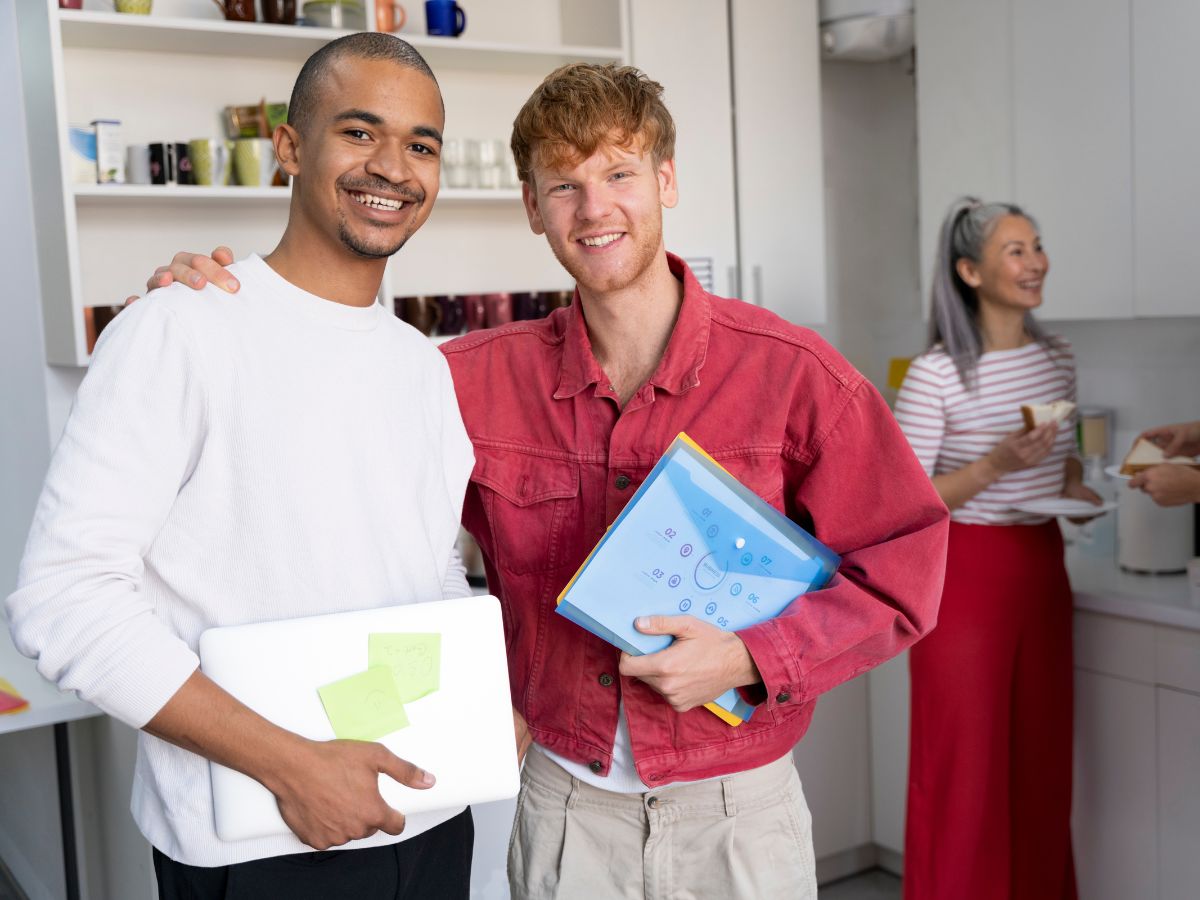 2 éducateurs spécialisés souriants