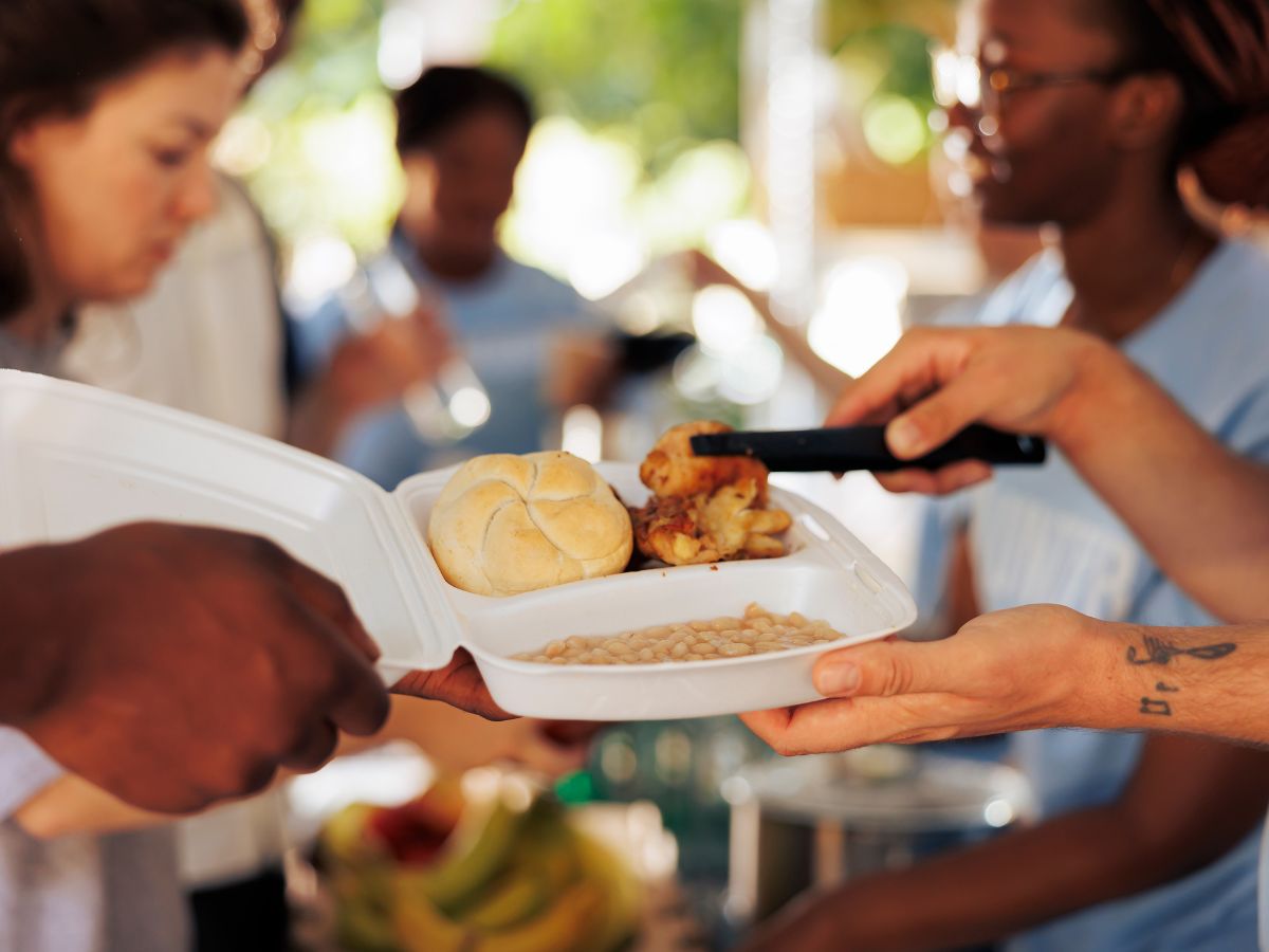 Distribution de repas par le veilleur de nuit
