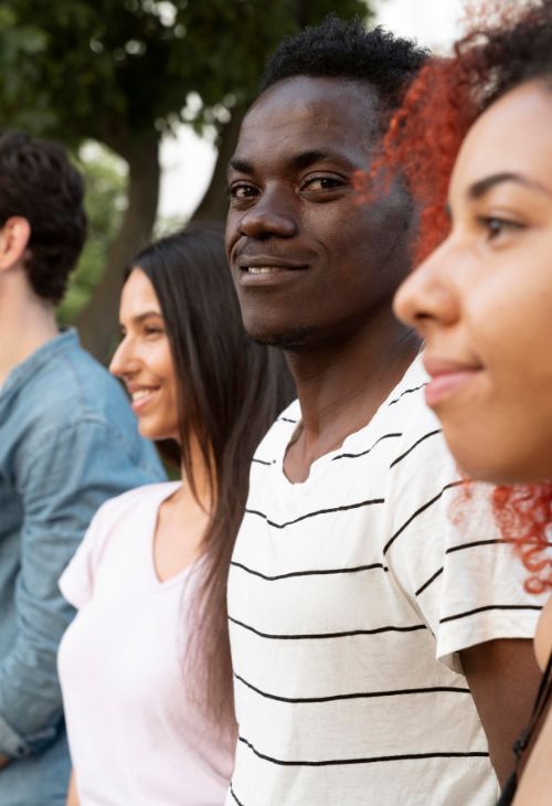 Homme noir entouré de femmes