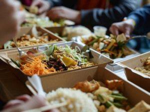 Distribution alimentaire et personnes qui se servent à manger