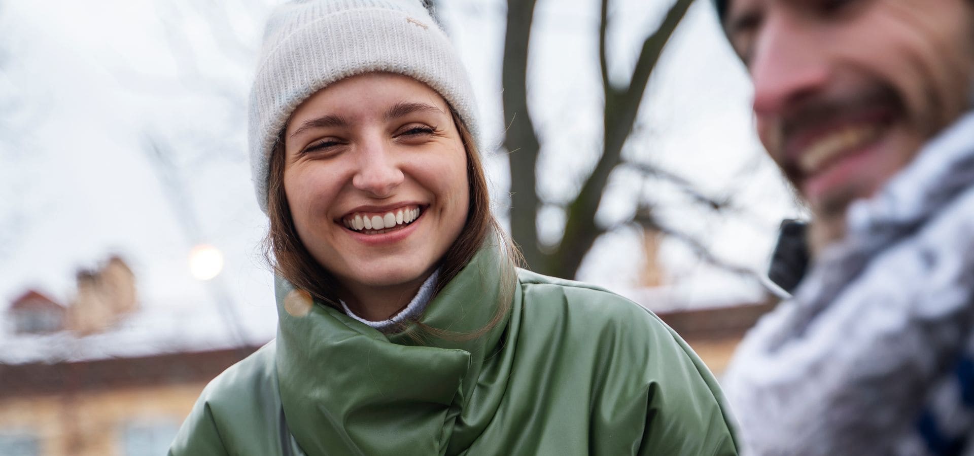 Echanges de rires entre une salariée et un bénéficiaire