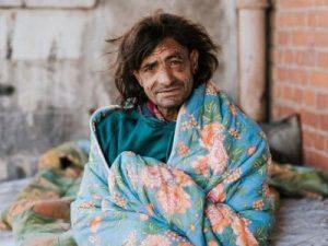 Homme sans domicile fixe avec une couverture